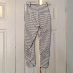 ALO Yoga Pants - Alo grey & white pattern crop leggings sz S 58121 ALO Yoga Pants - Alo grey & white pattern crop leggings sz S 58121